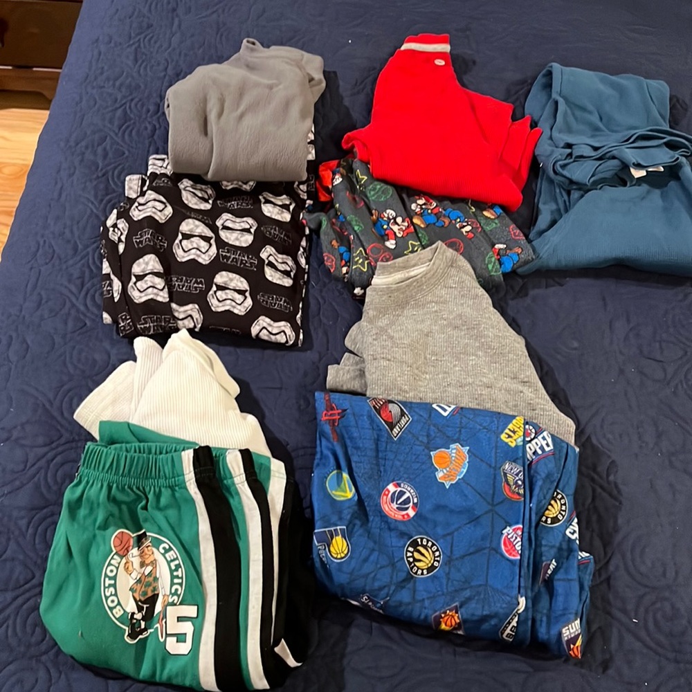 Boys pajamas - 5 sets tops and bottoms . Very good cond size med 8